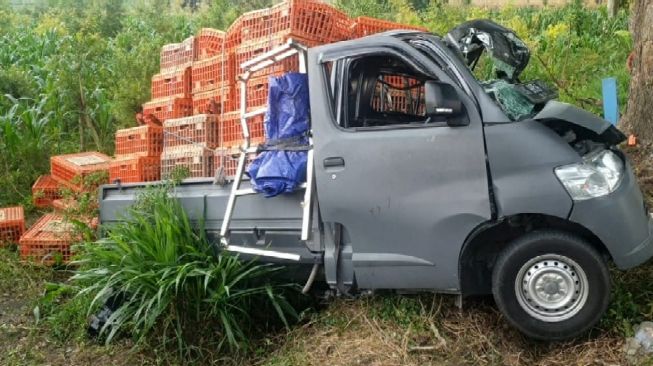 Mobil Pikap Tabrak Pohon di Mojokerto, Penumpang Terjepit