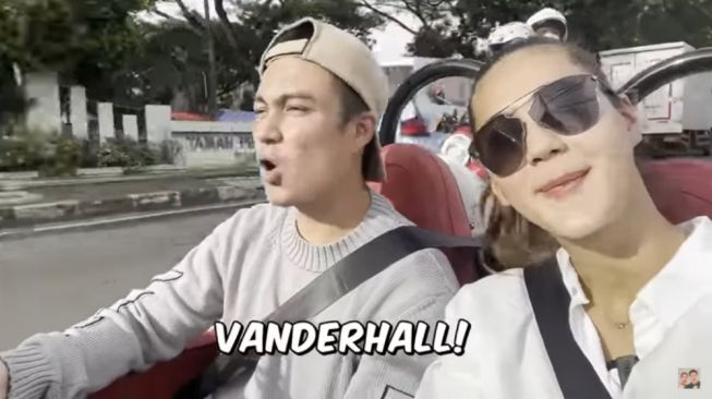 Potret Mobil Roket Paula Verhoeven Untuk Baim Wong  (YouTube/Baim Paula)