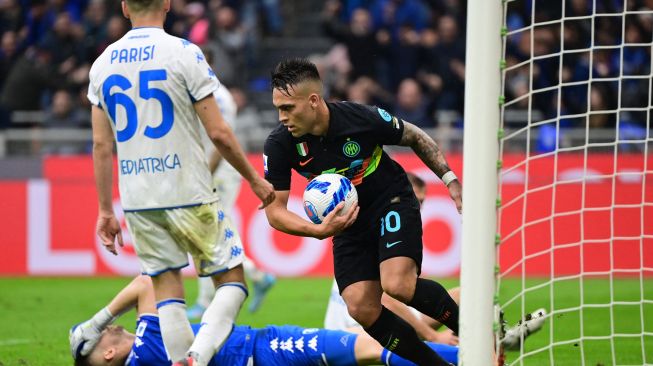 Pemain depan Inter Milan Argentina Lautaro Martinez merayakan golnya setelah mencetak gol keduanya selama pertandingan sepak bola Serie A Italia antara Inter melawan Empoli di di Giuseppe Meazza, Jumat (6/5/2022) malam WIB. MIGUEL MEDINA / AFP