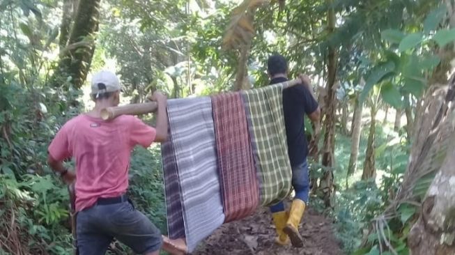 Memilukan! Suasana Lebaran, Warga Pandeglang Ditandu ke Puskesmas Lewati Jalan Hutan Yang Licin