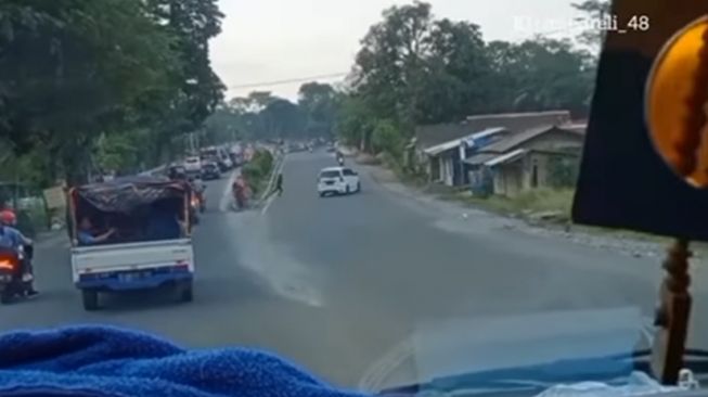 Mobil nekat melawan arah demi hindari kemacetan di Purwakarta, Jawa Barat, dan justru berakhir menabrak pejalan kaki yang menyeberang jalan. (Instagram/@andreli_48)