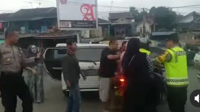 Macet Parah di Pandeglang, Polisi Evakuasi Bocah Kritis, Publik: Berkah Selalu Buat Pak Polisi