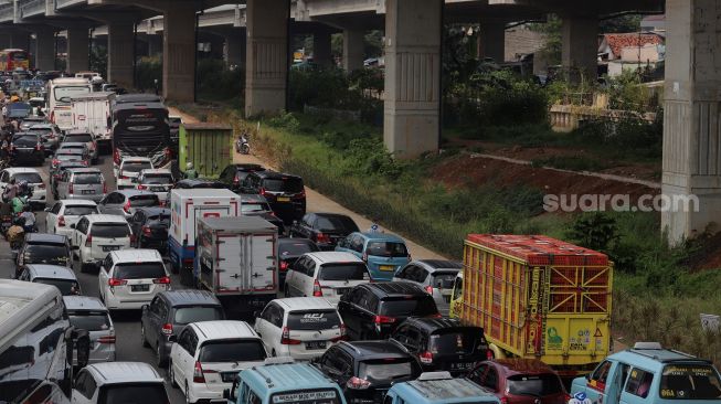 Sejumlah kendaraan terjebak kemacetan di Jalan Raya Kalimalang, Bekasi, Jawa Barat, Sabtu (7/5/2022). [Suara.com/Angga Budhiyanto]