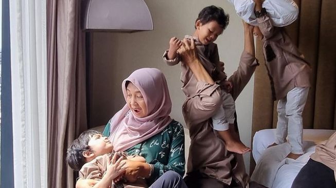 Potret Putri Anne dan Arya Saloka Saat Lebaran (Instagram/anneofficial1990)