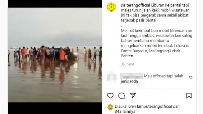 Mobil Mitsubishi Pajero terekam amblas di pinggir Pantai Bagedur, Banten gara-gara penumpang disebut malas turun jalan kaki. (Instagram/@sisiterangofficial)