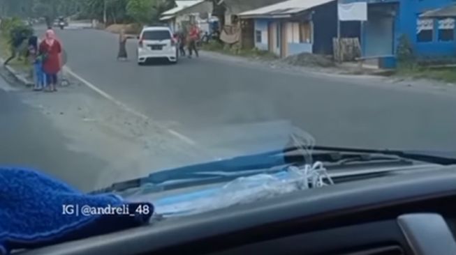 Mobil yang menabrak pejalan kaki di Purwakarta dikerumuni warga yang menuntut pertanggungjawaban. (Instagram/@andreli_48)