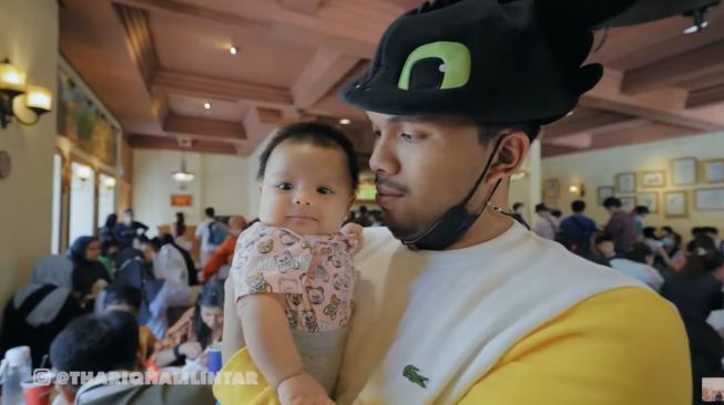 Potret Kedekatan Thariq Halilintar dan Baby Ameena (YouTube/Thariq Halilintar)