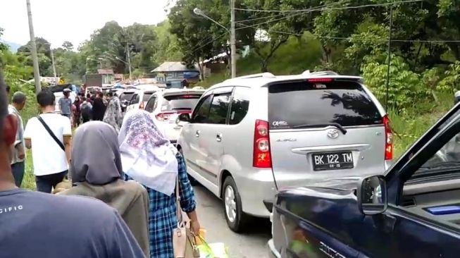 Wisatawan Aek Sijornih Tapsel Membludak, Jalinsum Macet 4 Kilometer