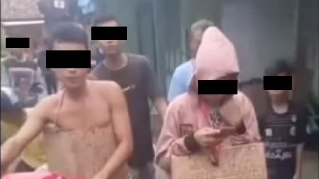 Viral Video Pasangan Remaja Diarak Usai Kepergok Berzina, Publik Kecam Aksi Warga