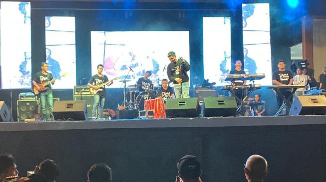 Penampilan Denny Caknan dalam konser di Bengawan Solo Park Taman Taru Satwa Jurug (TSTJ), Solo, Sabtu (7/5/2022) malam. [dok]