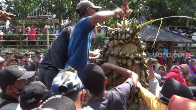 Kemeriahan Warga Desa Gentungan Karanganyar Gelar Tradisi Gunungan Apem Sewu