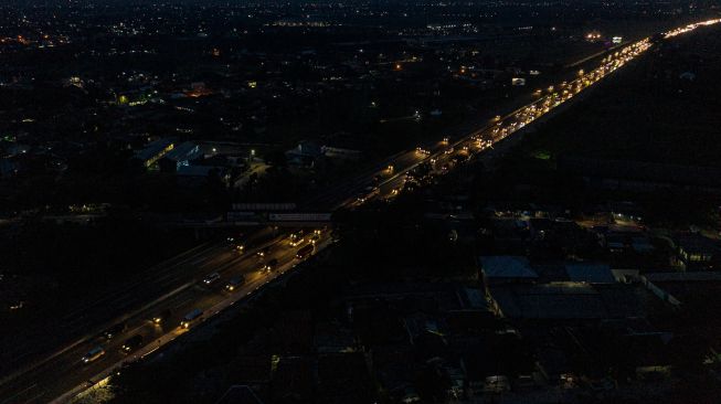 Foto udara kendaraan pemudik melintas menuju arah Jabodetabek di Jalan Tol Jakarta-Cikampek, Karawang, Jawa Barat, Sabtu (7/5/2022). [ANTARA FOTO/Aprillio Akbar/tom]