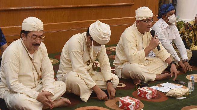 Wakil Gubernur Banten Andika Hazrumi (kedua kanan) didampingi staff memberi sambutan saat acara Seba di Pendopo Gubernur Banten, di Serang, Sabtu (7/5/2022). [ANTARA FOTO/Asep Fathulrahman/tom]
