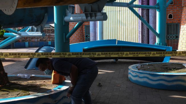 Polisi melakukan olah tempat kejadian perkara (TKP) di lokasi ambrolnya seluncuran wahana permainan air di Kenjeran Water Park, Surabaya, Jawa Timur, Sabtu (7/5/2022). [ANTARA FOTO/Didik Suhartono/tom]