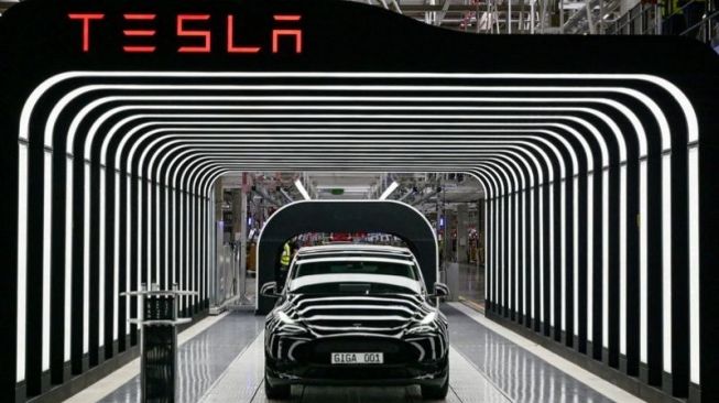 Tesla Model Y dalam seremoni pembukaan Tesla Gigafactory  di Gruenheide, Jerman (22/3/2022) [Reuters/Pool/Patrick Pleul via ANTARA].