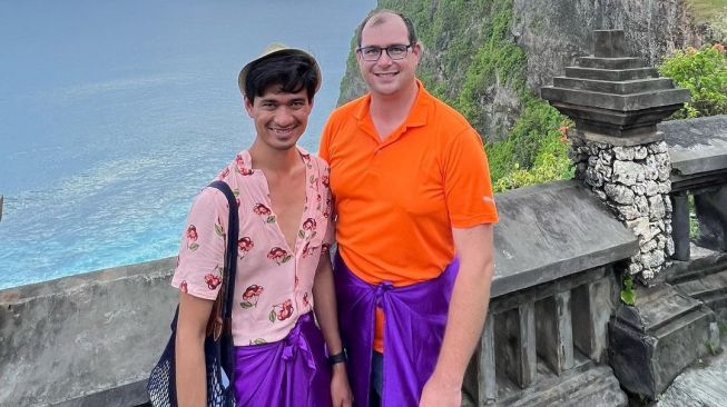 Ragil Mahardika dan pasangannya, Frederik Vollert saat berlibur di Bali. [Instagram]