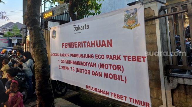 Banyak parkir liar gegara jumlah pengunjung Tebet Eco Park di Jakarta Selatan membludak saat libur lebaran 2022. (Suara.com/Fakhri Fuadi)