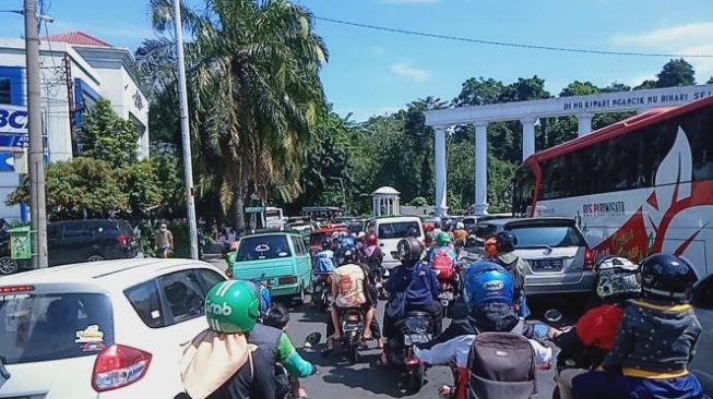 Kemacetan terjadi di tempat jalur SSA Pusat Kota Bogor hingga pintu 1 Kebun Raya Bogor [Bogordaily]