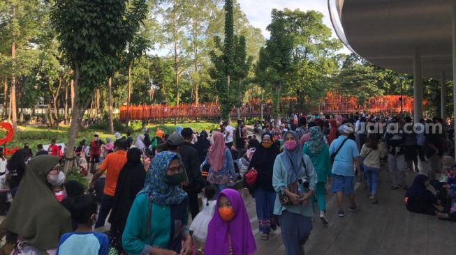 Jumlah pengunjung Tebet Eco Park membludak di masa libur lebaran 2022 ini. (Suara.com/Fakhri Fuadi)