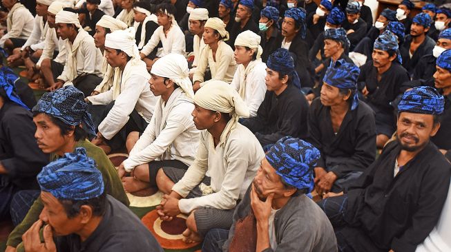 Sejumlah warga Baduy mengikuti tradisi Seba di Pendopo Gubernur Banten, di Serang, Sabtu (7/5/2022). [ANTARA FOTO/Asep Fathulrahman/tom]