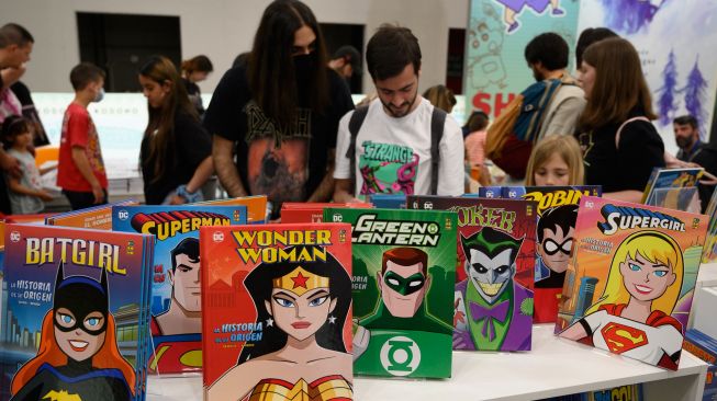 Pengunjung melihat-lihat pameran buku komik saat menghadiri Comic Fair ke-40 di Barcelona, Spanyol, Sabtu (7/5/2022). [Josep LAGO / AFP]
