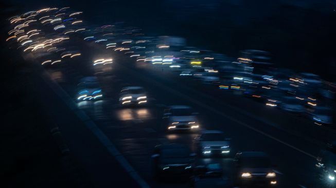 Kendaraan pemudik melintas menuju arah Jabodetabek di Jalan Tol Jakarta-Cikampek, Karawang, Jawa Barat, Sabtu (7/5/2022). [ANTARA FOTO/Aprillio Akbar/tom]
