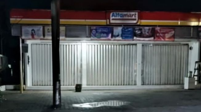Bangunan Alfamart di Jalan Ahmad Yani Gambut Miring: Tampak Dari Luar Kondisi Bangunan Masih...