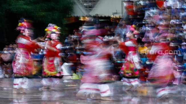 Para penari saat tampil membawakan Tari Topeng Betawi di Perkampungan Budaya Betawi Setu Babakan, Jagakarsa, Jakarta Selatan, Minggu (8/5/2022). [Suara.com/Alfian Winanto]