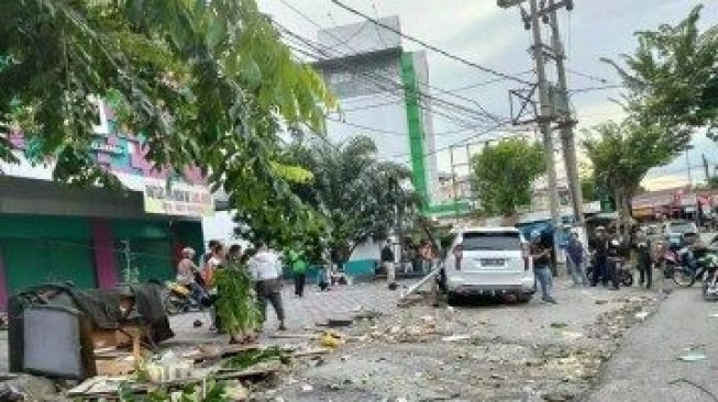 Berita di Riau Kemarin:  Mobil Pajero Takbrak Warung di Pekanbaru - Film KKN di Desa Penari Tembus 2 Juta Penonton