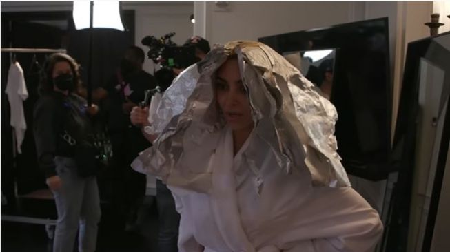 Kim Kardashian Bleaching Rambut 14 Jam untuk Met Gala (youtube.com/Kylie Jenner)