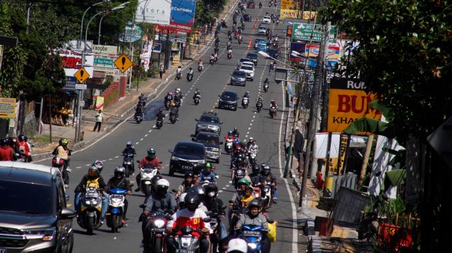 Sejumlah kendaraan melintas di Jalan Raya Puncak, Gadog, Ciawi, Kabupaten Bogor, Jawa Barat, Minggu (8/5/2022). [ANTARA FOTO/Yulius Satria Wijaya/aww]