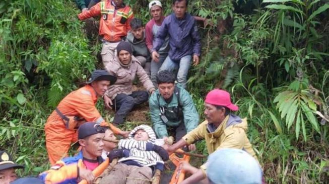 Penerbang paralayang asal Pekanbaru yang dilaporkan hilang kemarin ditemukan selamat oleh Tim SAR gabungan, Sabtu (7/5/2022). [Ist]