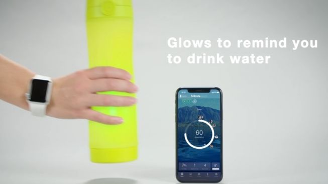 Smart Bottle HidrateSpark akan berpendar bila waktu minum tiba dan settingbisa melibatkan Smartwatch serta iPhone terintegrasi [Apple].