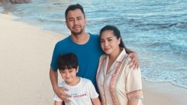 Raffi Ahmad, Nagita Slavina dan Rafathar Malik Ahmad. [Instagram/@raffinagita1717]