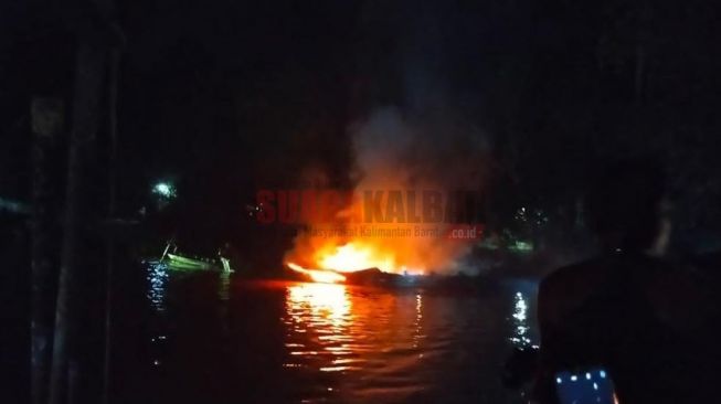Diduga Karena Kabel Aki Kendor, 2 Speed Boat Terbakar di Rasau Jaya