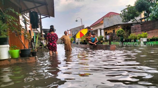 Diguyur Hujan Dua Jam, Kota Solo Dikepung Banjir, Puluhan Rumah Terendam