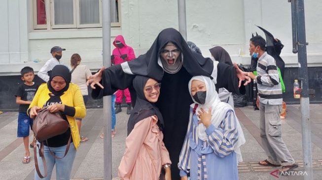 Meski Horor, Cosplayer Pocong dan Valak Rasakan Berkah Libur Lebaran