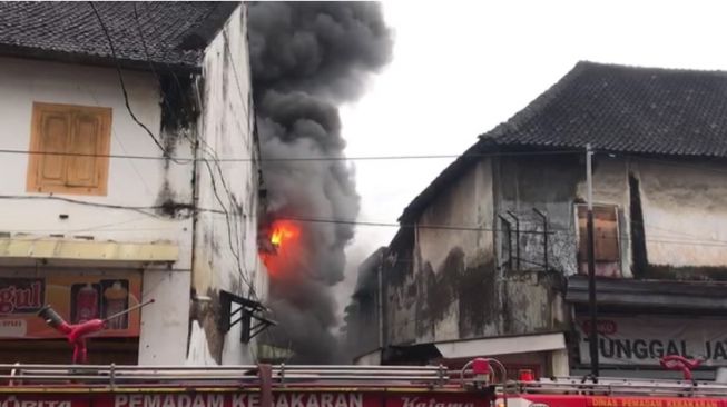 Kota Solo Hujan Deras dan Dikepung Banjir, Toko Batik di Jebres Ini Malah Kebakaran