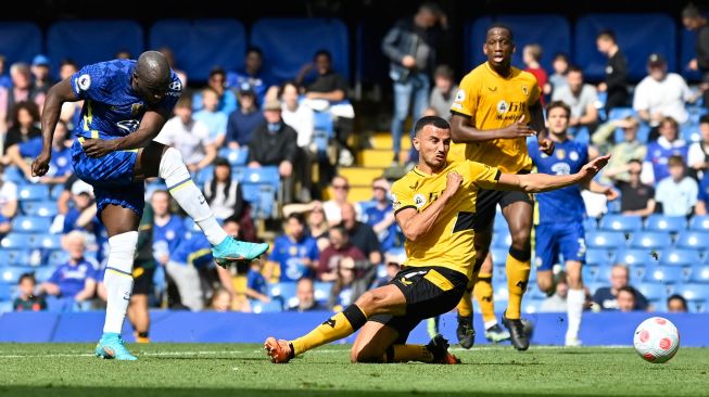 Striker Chelsea Romelu Lukaku (kiri) menembak bola namun gagal mencetak gol saat pertandingan sepak bola Liga Premier Inggris antara Chelsea dan Wolverhampton Wanderers di Stadion Stamford Bridge, London, Inggris, Sabtu (7/5/2022). [JUSTIN TALLIS / AFP]
