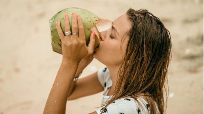 Jangan Minum Air Kelapa Berlebihan, Ini Lho Efeknya pada Tubuh!