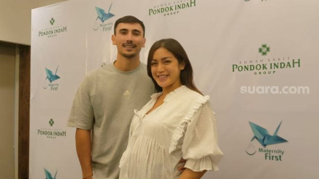 Jessica Iskandar dan Vincent Verhaag mengadakan sidang media mengenai persalinan anak kedua mereka di sebuah Hospital Pondok Indah di Jakarta, Isnin (9/5/2022). [Rena Pangesti/Suara.com]