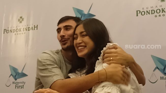 Jessica Iskandar dan Vincent Verhaag menggelar konferensi pers mengenai persalinan anak keduanya di sebuah Rumah Sakit Pondok Indah di Jakarta, Senin (9/5/2022). [Rena Pangesti/Suara.com]