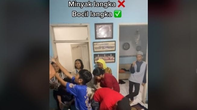 Viral Video Bocah Tak Ikut Rebutan Saat Pembagian THR, Netizen: Makanan di Tangan Lebih Nikmat