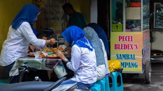 Bukan Pakai Kertas, Aksi Pemilik Warung Makan Hitung Tagihan Pelanggan Bikin Warganet Heran