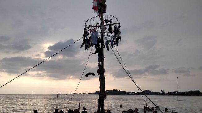 Perayaan 17 Agustus di Belakang Padang Ramai Permainan Rakyat: Panjat Pinang Digelar di Laut
