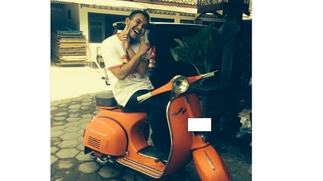Potret Caisar Pose di Atas Vespa Langka, Gaya Keep Smile Tetap Ikonik (Instagram)