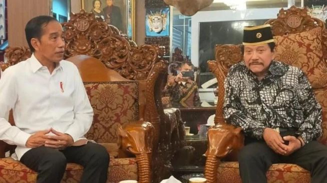 Presiden Joko Widodo (Jokowi) mendatangi kediaman mantan Kepala BIN, Jenderal TNI (Purn) AM Hendropriyono di kawasan Jakarta Selatan, Senin (9/5/2022). (Tangkap layar)