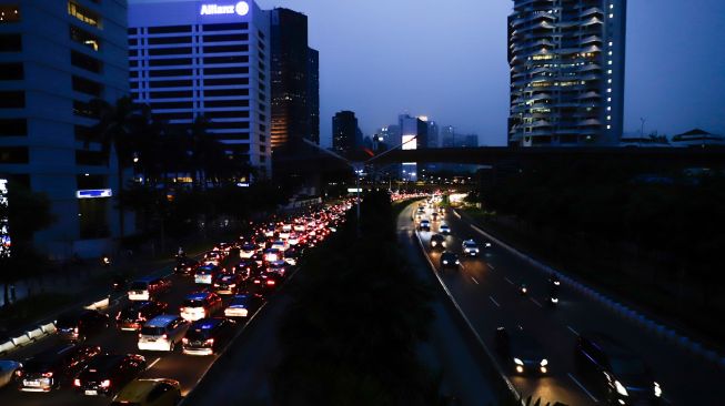 Sejumlah kendaraan terjebak kemacetan di Jalan Sudirman, Jakarta Pusat, Senin (9/5/2022). [Suara.com/Alfian Winanto]