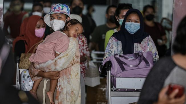 Sejumlah penumpang pesawat berjalan keluar setibanya di Terminal 2 Domestik Bandara Soekarno Hatta, Tangerang, Banten, Minggu (8/5/2022). [ANTARA FOTO/Fauzan/YU]