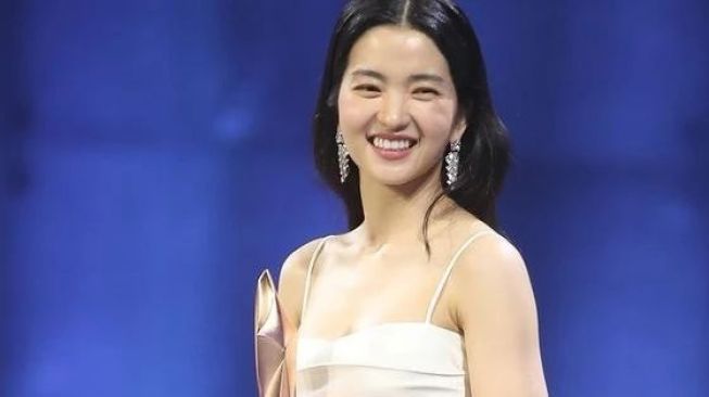 Kim Taeri Tampil Memukau di Baeksang Arts Awards, Gaun Seksinya Malah Dituding KW